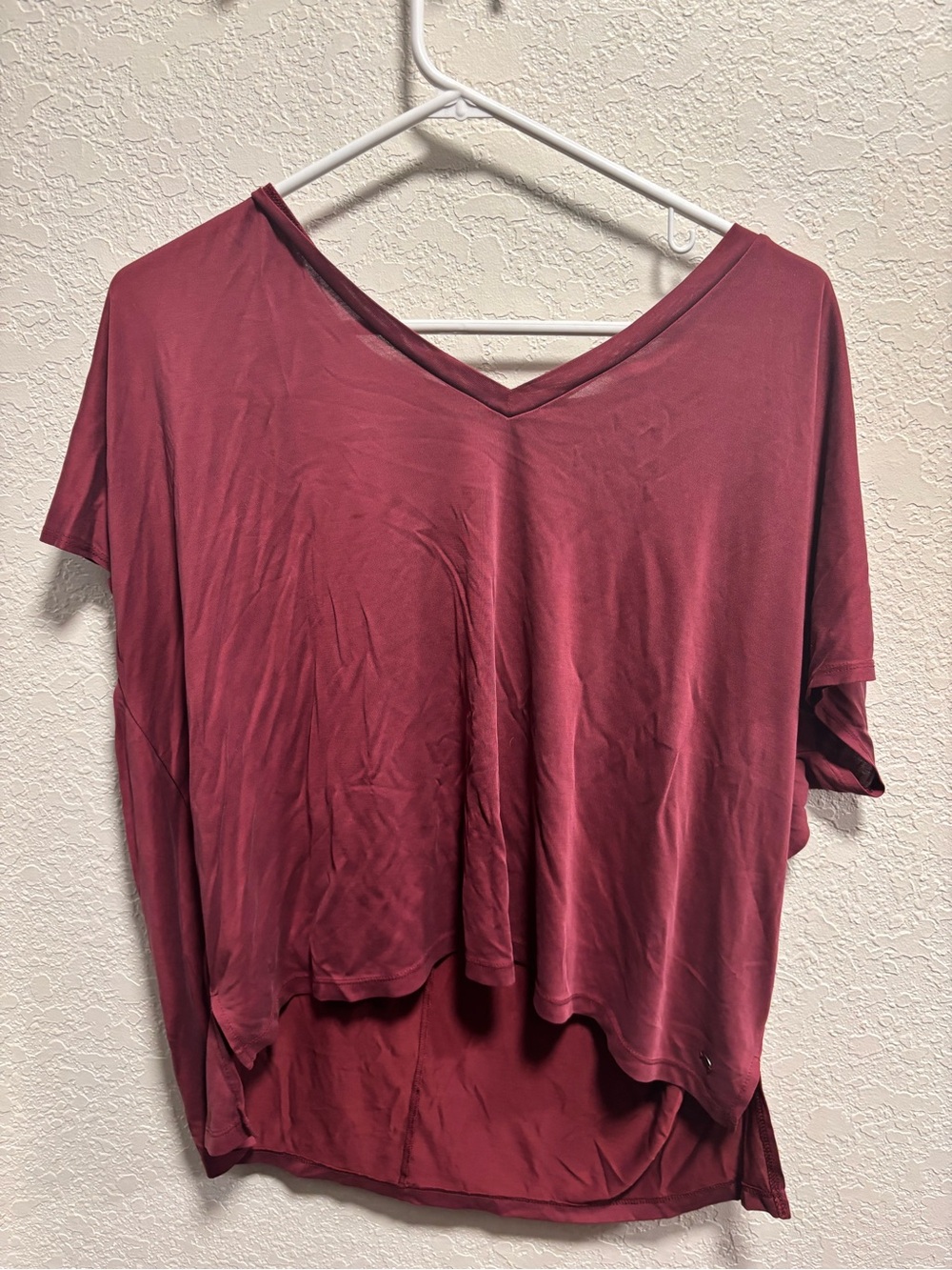 American Eagle Outfitters Relaxed V-Neck Short Sleeve Top in Burgundy Red